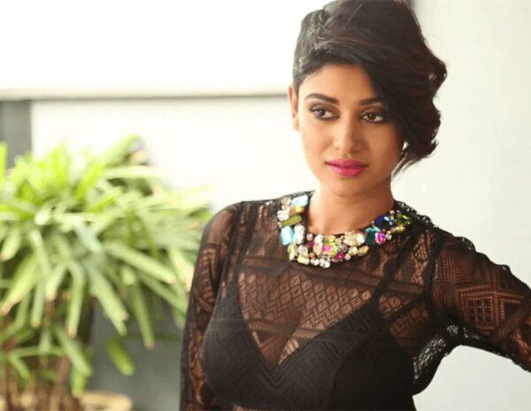 Bigg-Boss-Controversial-Girl-Shut-His-Mouth-Like-a-Boss
