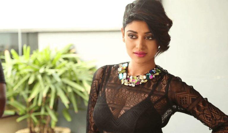 Bigg-Boss-Controversial-Girl-Shut-His-Mouth-Like-a-Boss