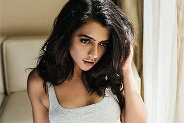 Manchu-Hero's-Miss-India's-Tempting--Click