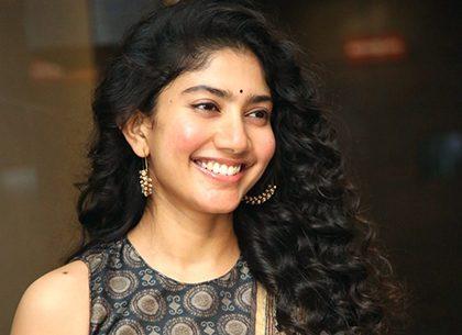 Sai-Pallavi-Assists-Chaitanya-With-Extra---Talent