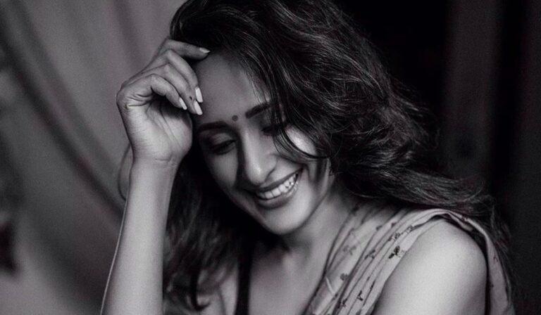 Pic Talk: Pragya Jaiswal Sensual Black & White Magic in Sari