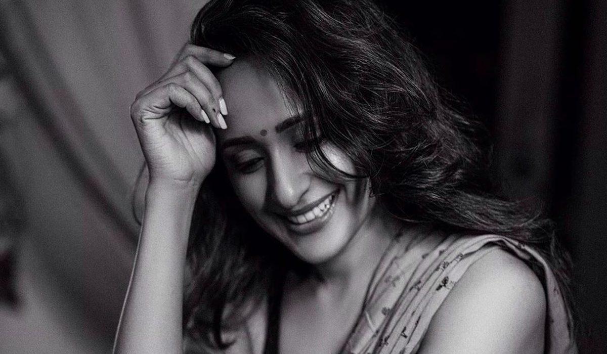 Pic Talk: Her Sensual Black & White Magic in Sari