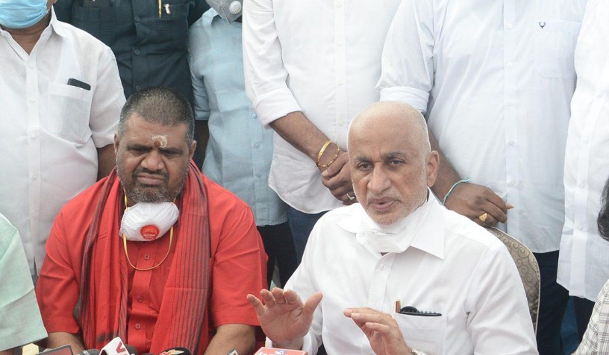 కమ్మ అని పేరు ఉంటే తాడుని కూడా పాము అనుకునేలా ఉన్నారు