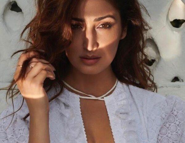 'Yami-Gautam',-Actress-Strikes-Vivid-Cleavage-Show 