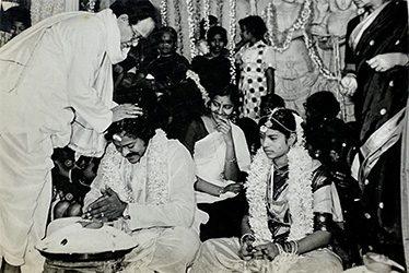 Rare-Pic-of-Allu-Ramalingayya-Blessing-Newly-Wed-Mega-Couple
