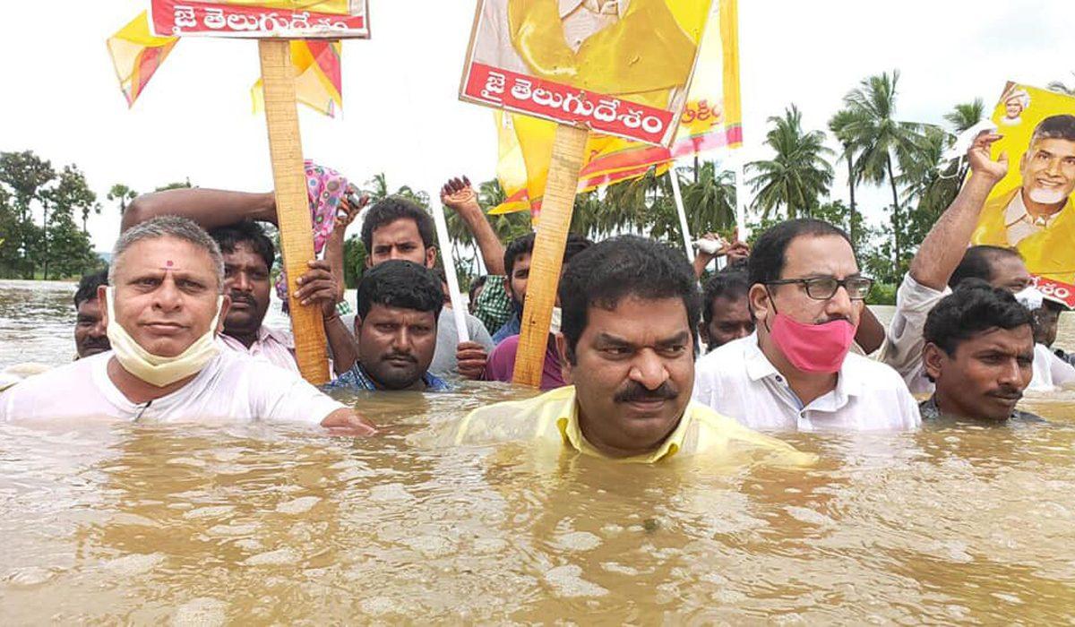 ఏపీ ప్రభుత్వ ప్రతిపాదిత ఇళ్ల స్థలాల్లో పీకల్లోతు నీరు