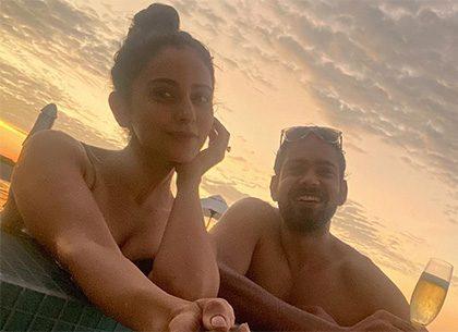 Hot-Rakul-by-the-Beach-with-Brother