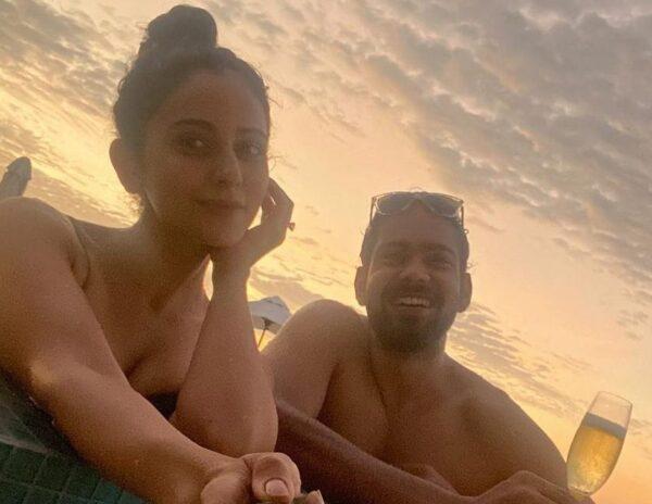 Hot-Rakul-by-the-Beach-with-Brother