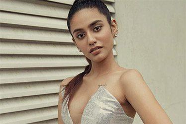 Wink-Girl's-New-Sensation-with-Deep-Cleavage--Cut