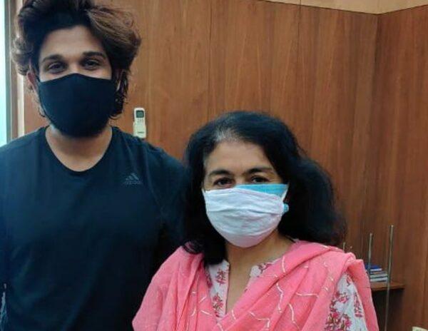 Allu Arjun Gets Big Applause from Udaipur Airport