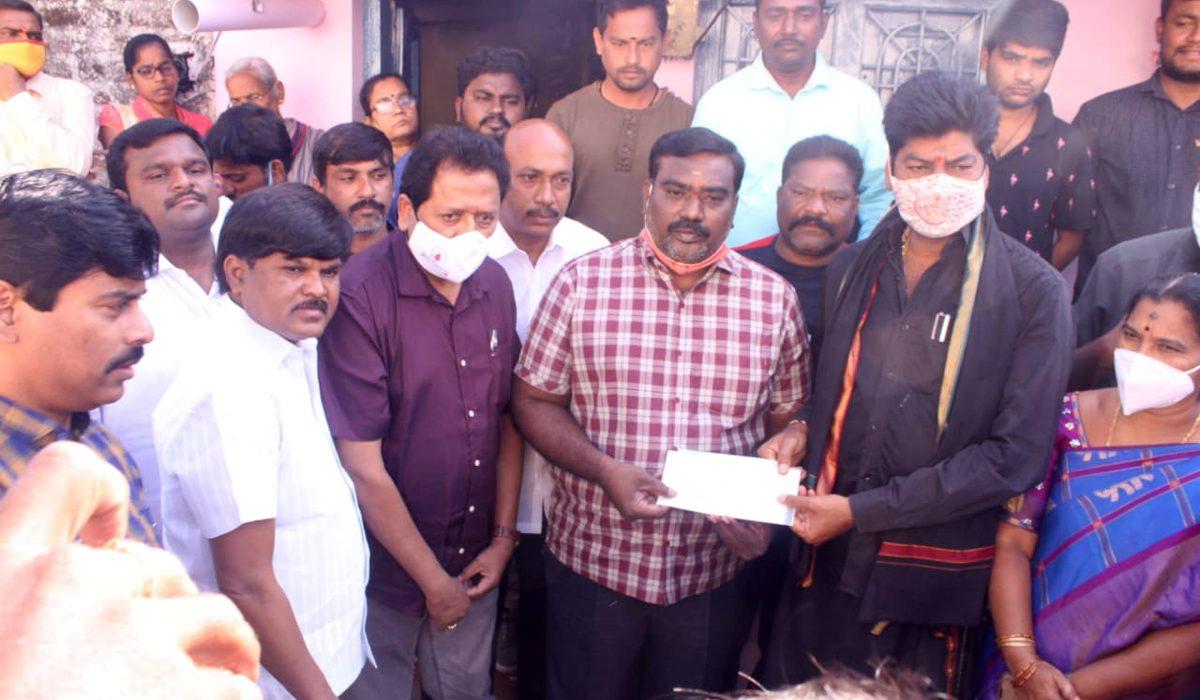 పేద అభిమాని కూతురి పెళ్ళికి చెక్ పంపిన చిరంజీవి