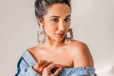 Telugu-Tejaswi-Removing-Denim-Shirt---Tease