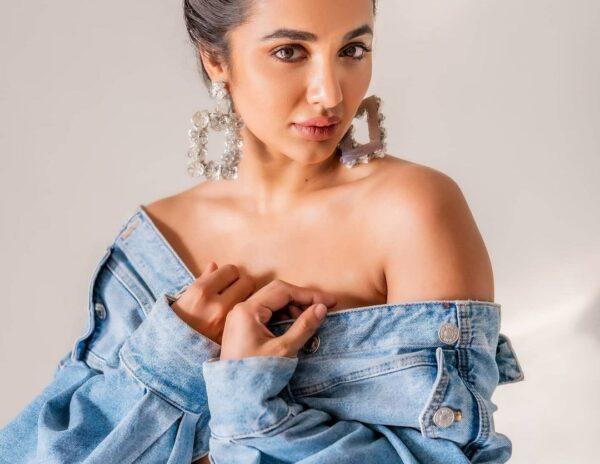 Telugu-Tejaswi-Removing-Denim-Shirt-Tease