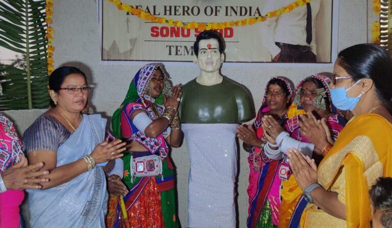 locals-of-dubba-tanda-village-in-siddipet-have-constructed-a-temple-to-sonu-sood