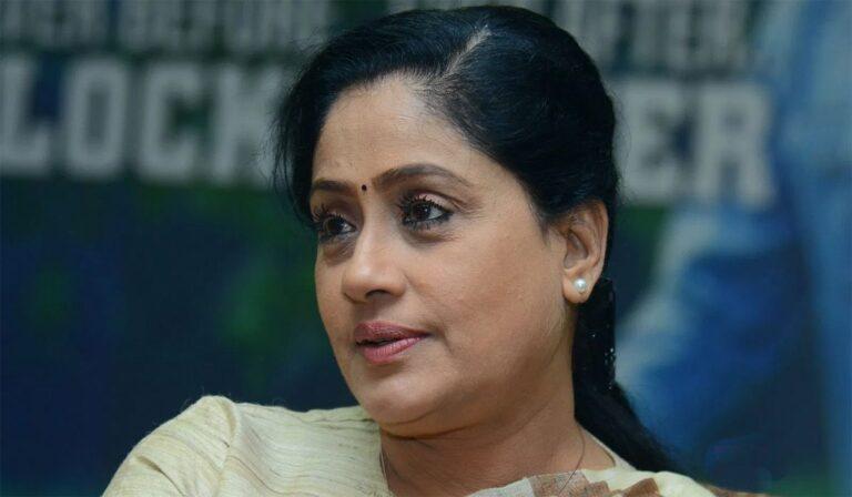 vijayashanti comments on kcr