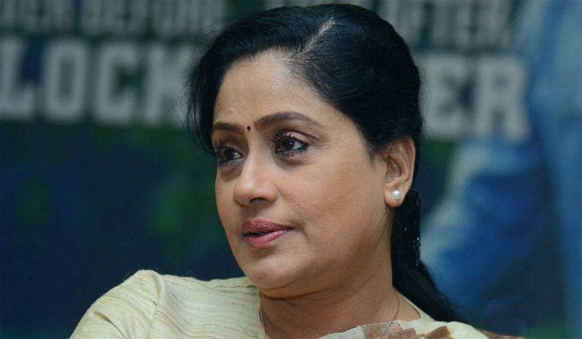 vijayashanti comments on kcr