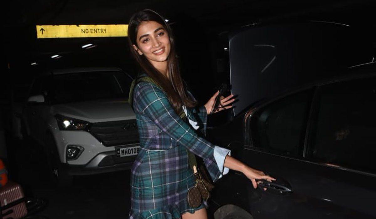 Pic Talk: Pooja Hegde Stunned People at Airport