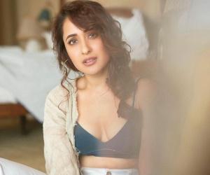Pragya Jaiswal Hot Photos Instagram 23 Feb 2021