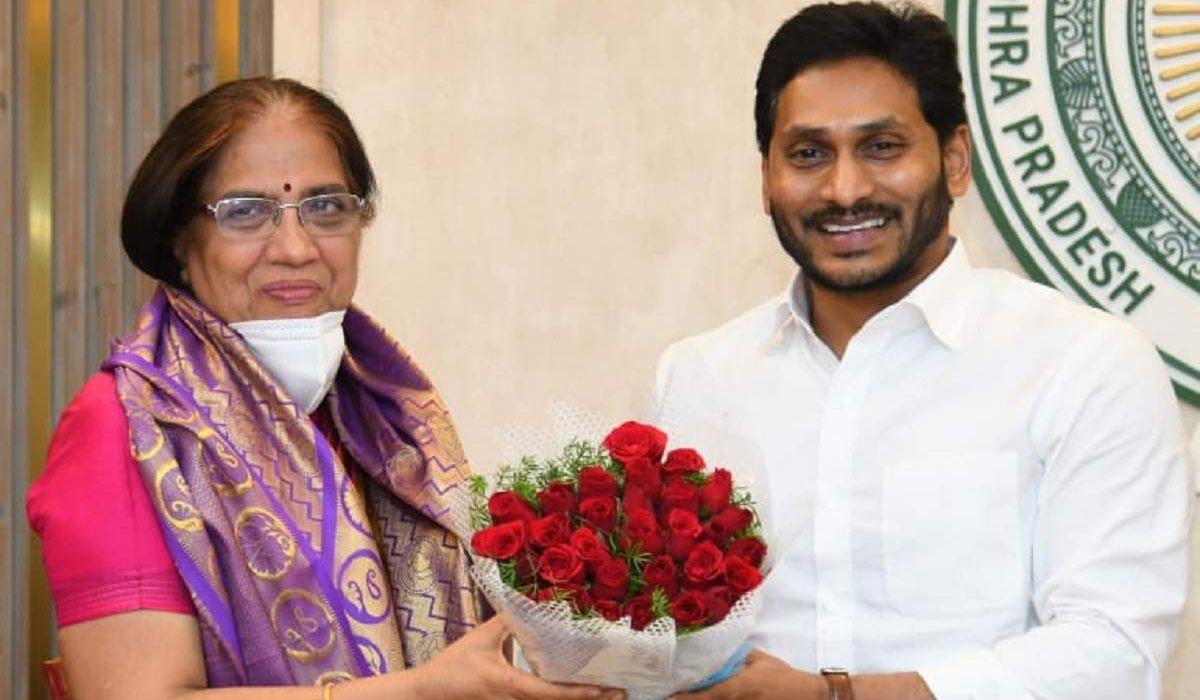 జగన్ ప్రవచనాలు చెప్పినట్టుగా నీతులు... కానీ చేతలు నిల్