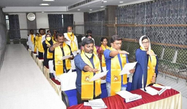YSRCP Runs into Mydukuru and Stops at Tadipatri