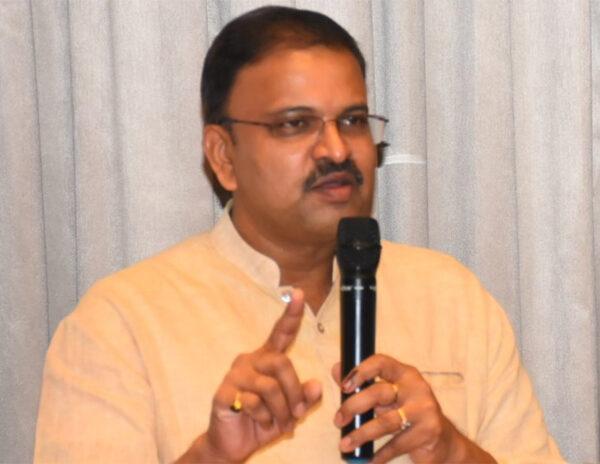 JD Lakshmi Narayana Making A Political Statement?