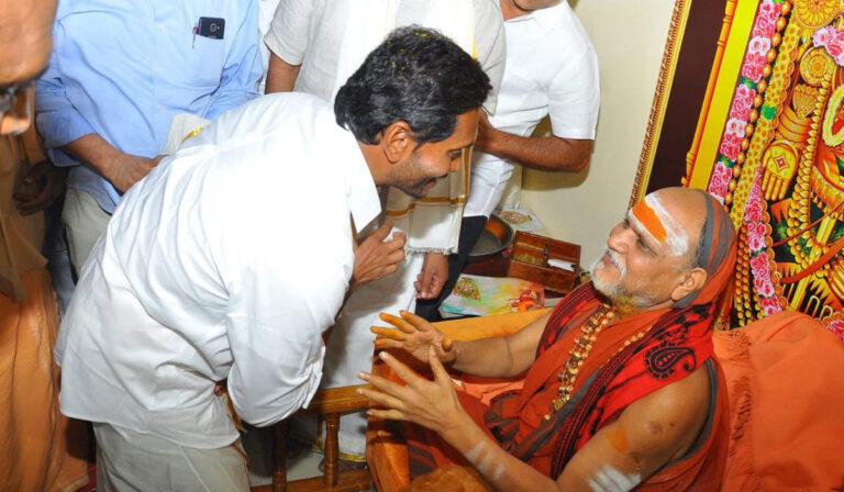 swaroopanandendra swamy - ys jagan