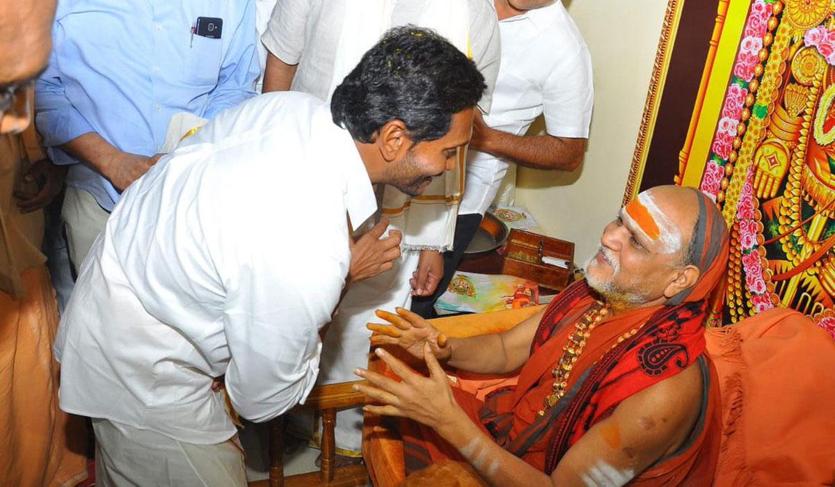 swaroopanandendra swamy - ys jagan