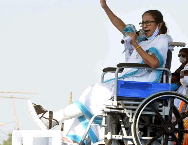 mamata banerjee wheelchair