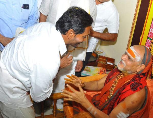swaroopanandendra swamy - ys jagan