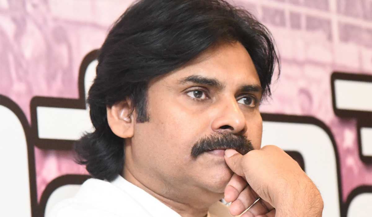 పవన్ ఇప్పుడు సైలెంట్... అప్పుడు బిజీ