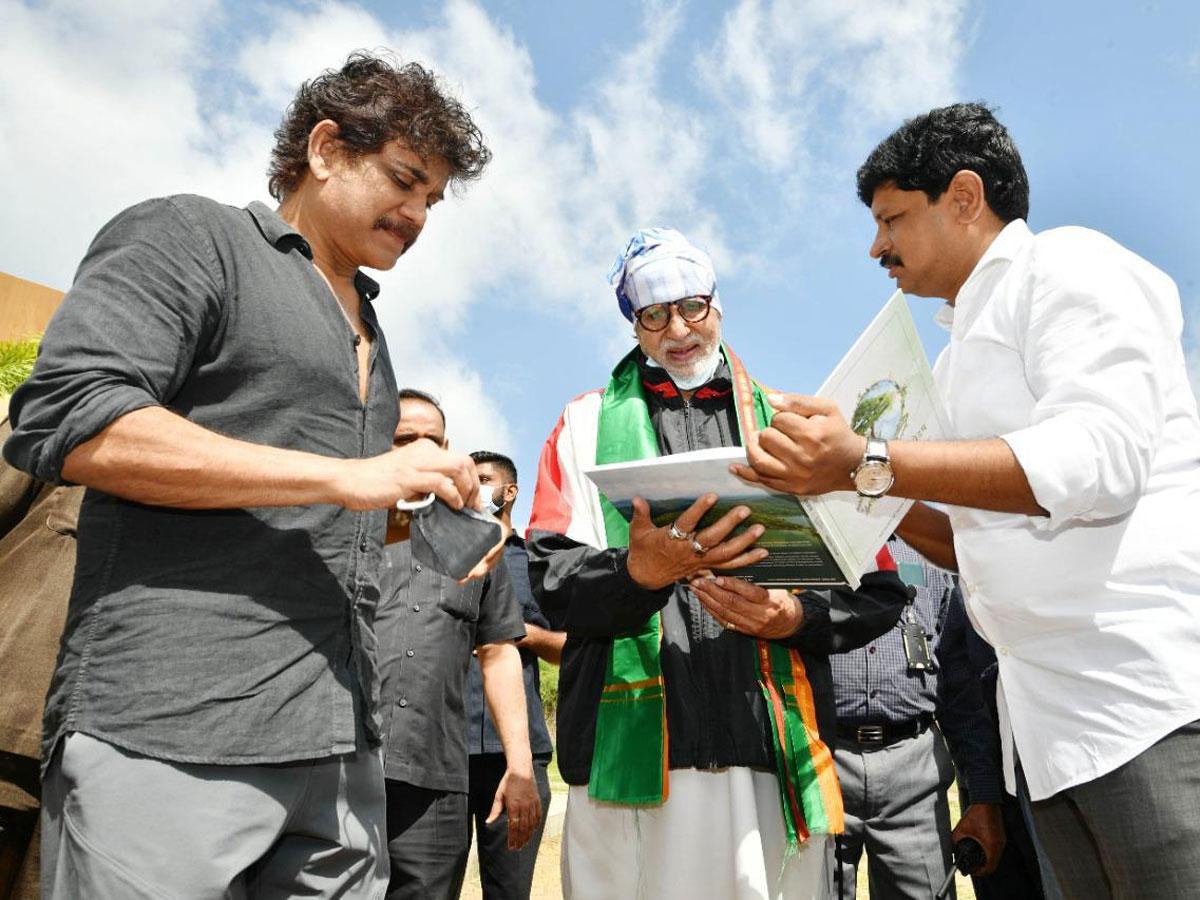Nagarjuna Falls On His Feet With Respect!