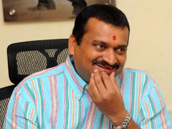 Bandla Ganesh Knows How To Play Kabaddi With Fans Pulse
