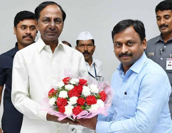 KCR - Srinivas Yadav TRS student leader