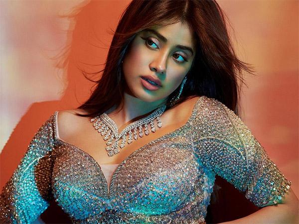 Smoking Hot: Jahnvi Kapoor Flaunts Her Beauty!