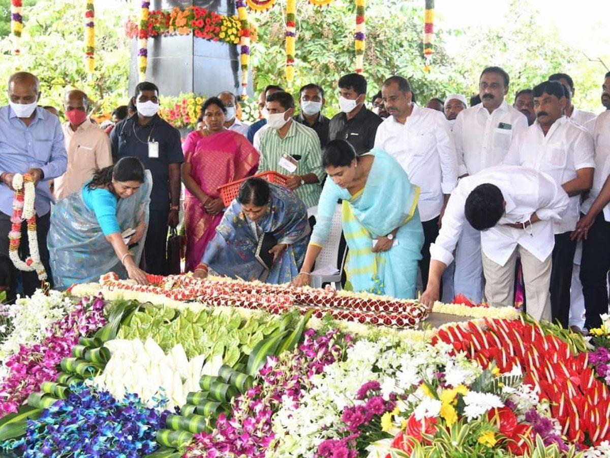 Ys Jagan - YS Vijayamma- YS Sharmila- YSR Ghat