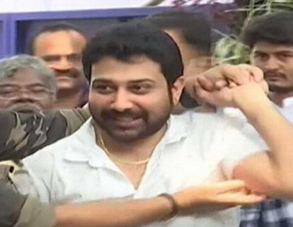 Actress Bites Hero's Hand 