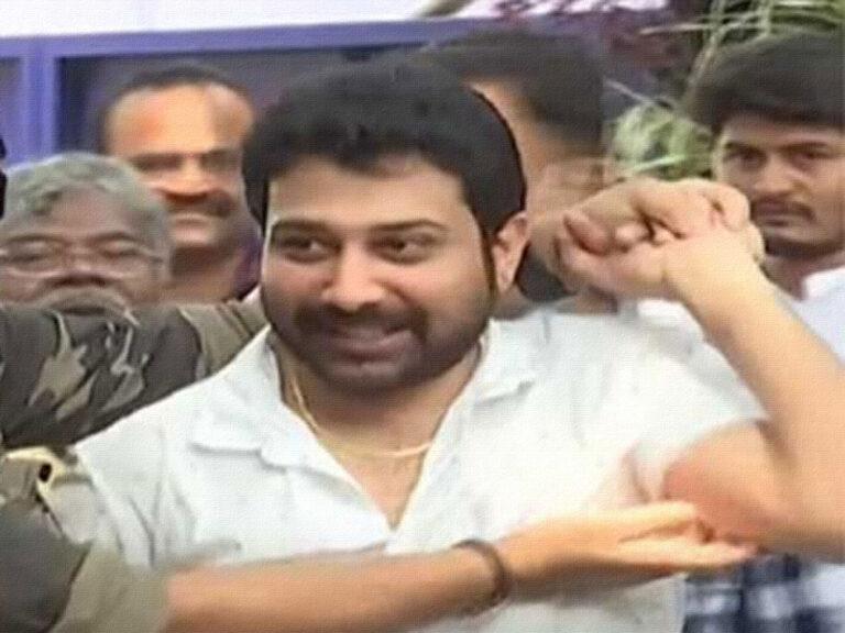Actress Bites Hero's Hand