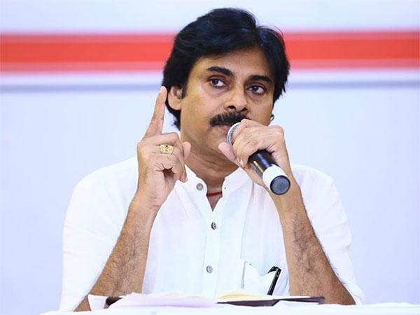 పవన్ ఫ్యాన్స్ ను మెంటల్ గా ప్రిపేర్ చేస్తున్నారా..?
