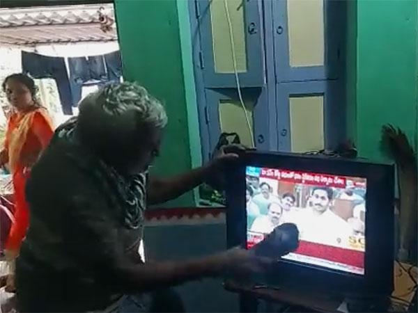 వైరల్ వీడియో : చెప్పుతో పెద్దాయన!