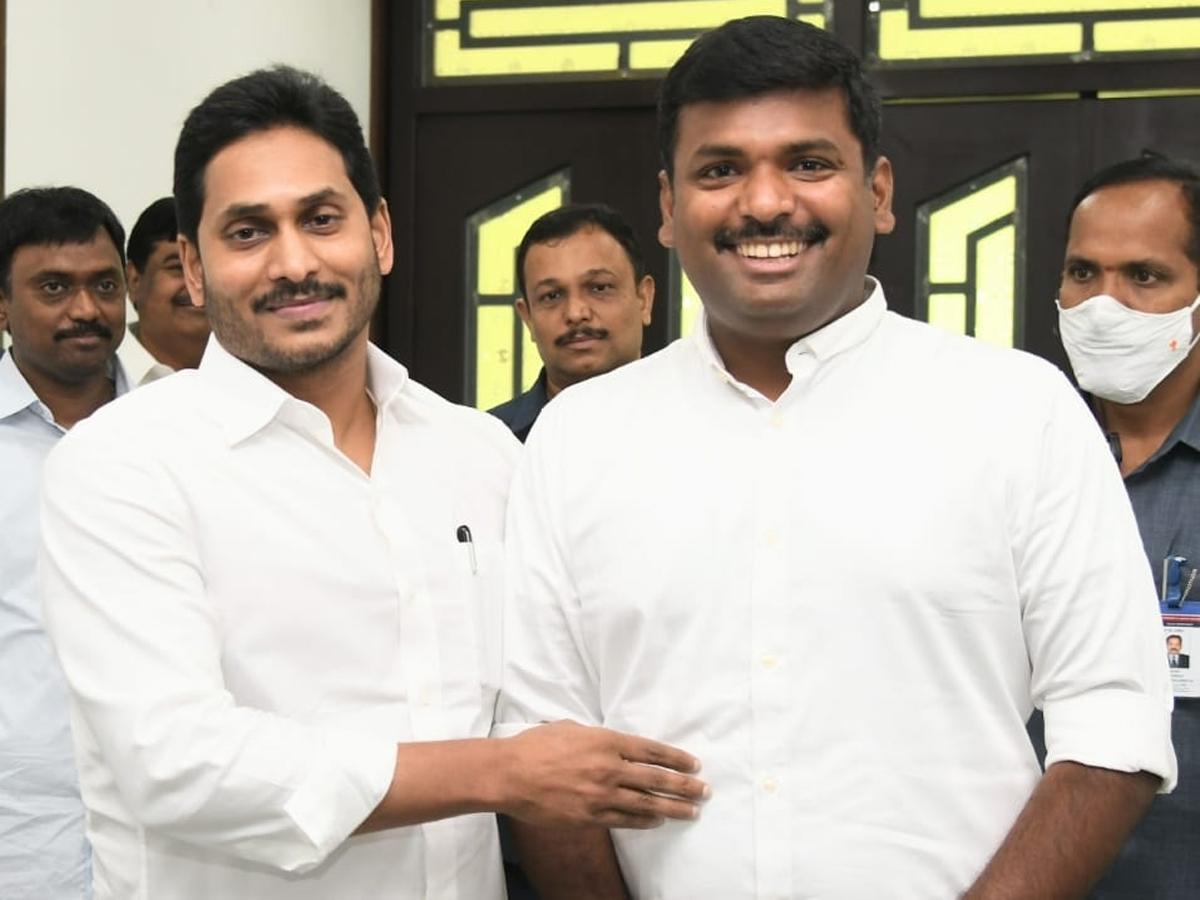 ఫ్లాష్ ఫ్లాష్... వైసీపీలో మరో "జాతిరత్నం"