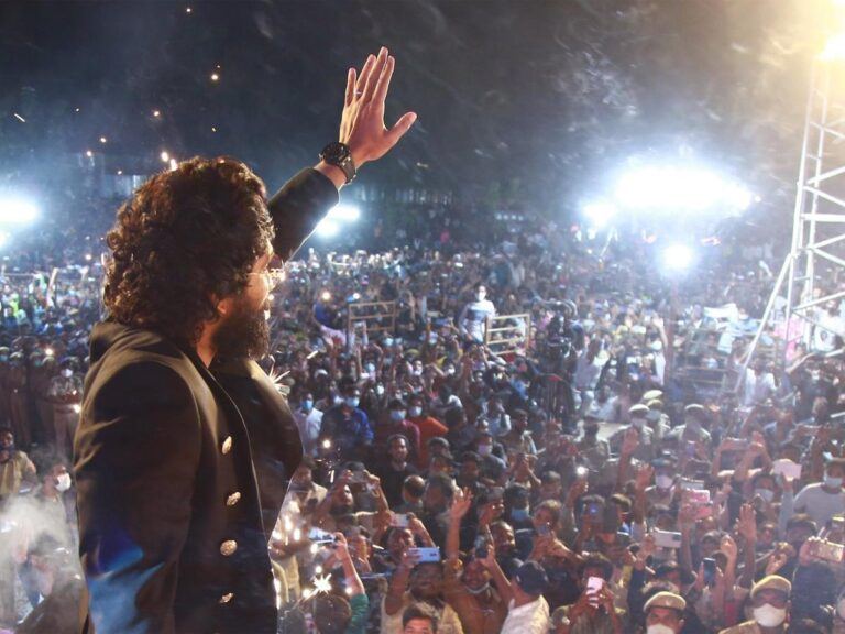 Lathi Charge On Allu Arjun Fans