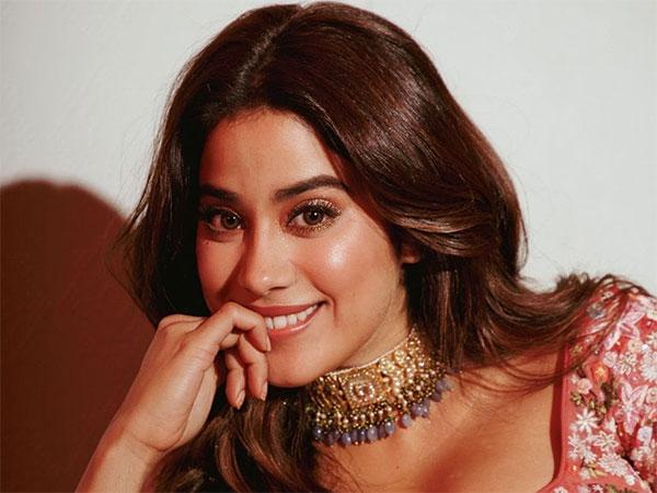 Pic Talk: Janhvi’s Cleavage Explosion