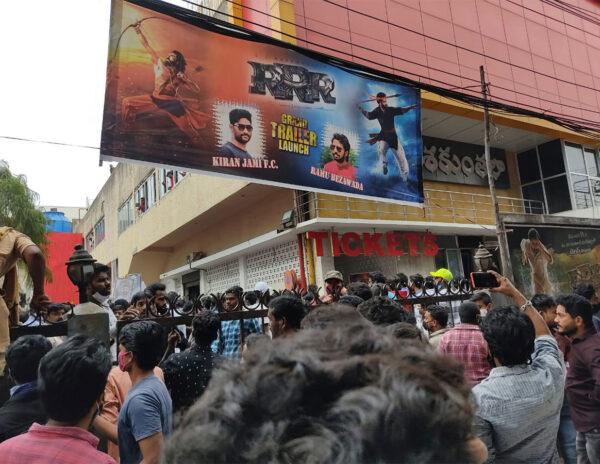 ఆర్ఆర్ఆర్... ఏంటంటా ఈ రచ్చ..!
