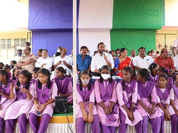 వైరల్ : పాఠశాలా? అధికార పార్టీ ఆఫీసా?