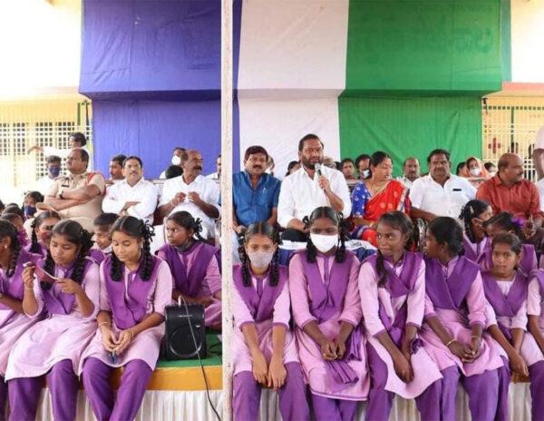 వైరల్ : పాఠశాలా? అధికార పార్టీ ఆఫీసా?