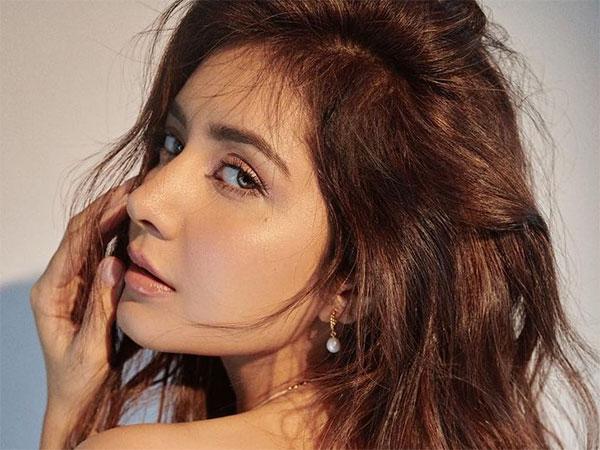 Pic Talk: Milky Beauty Goes Backless