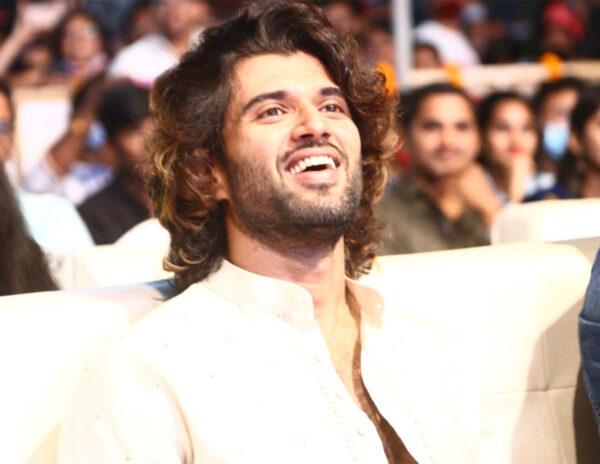 Vijay Deverakonda announces 100 ‘DeveraSanta’ winners