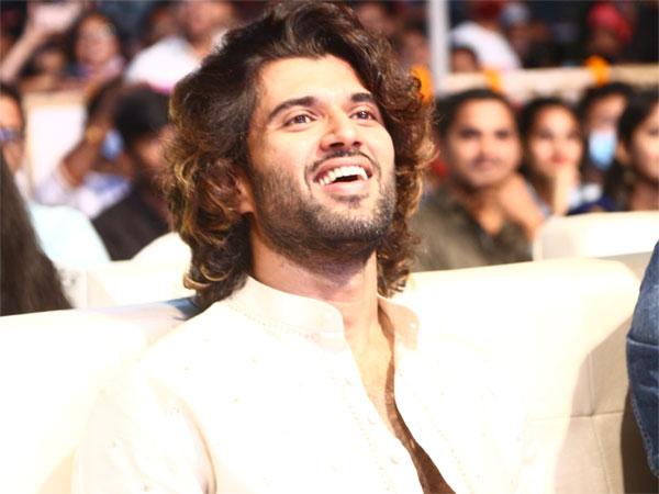 Vijay Deverakonda announces 100 ‘DeveraSanta’ winners