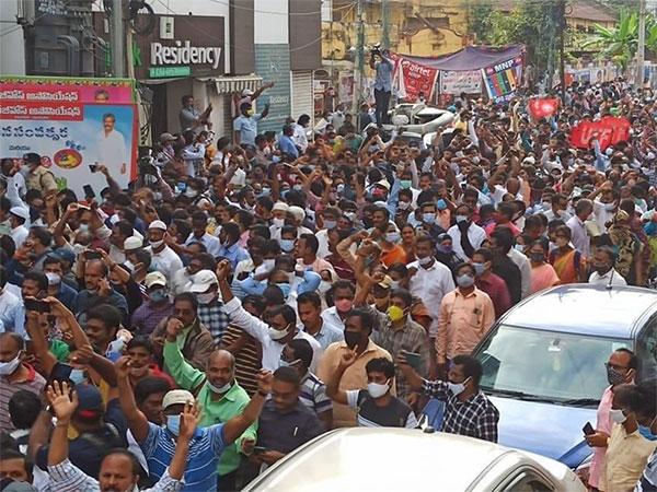 ఉద్యోగులంటే ఫ్లవర్స్ అనుకుంటిరా... ఫైరు..!