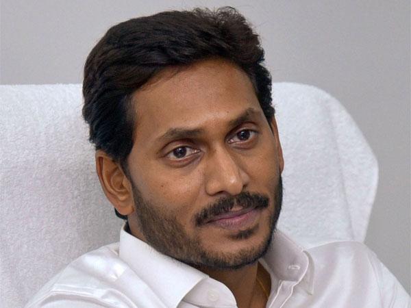 Andhra Pradesh Employees comments on ys jagan kissing